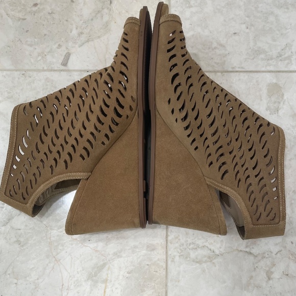 VIA SPIGA {10} Tan Wedge Shoes Peep Toe Laser Cut-out Design - Picture 9 of 14